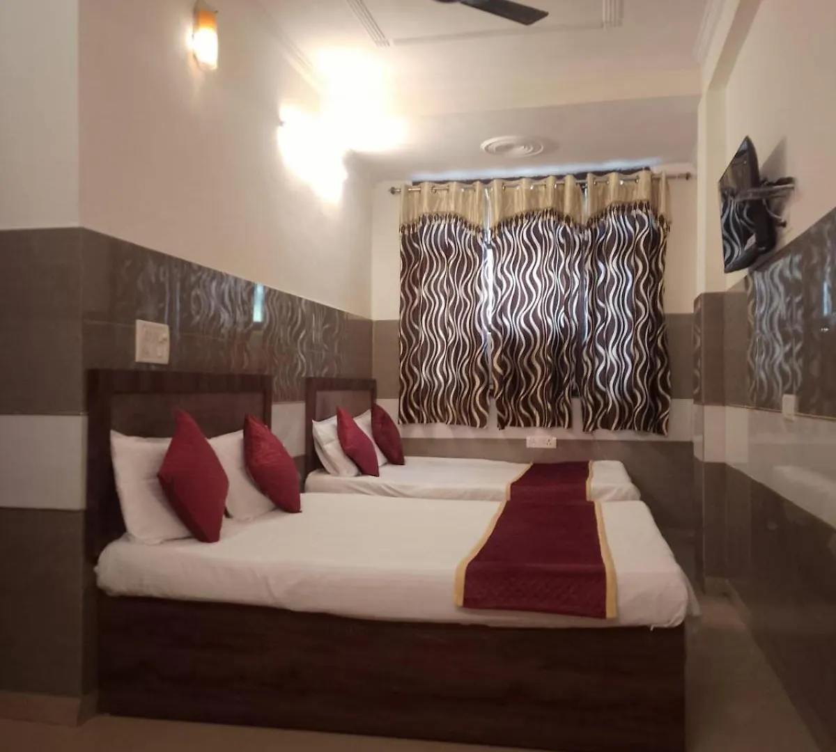 Hotel Agarwal Palace & Restaurant Walkable Distance From Agra Cantt Railway Station  אגרה